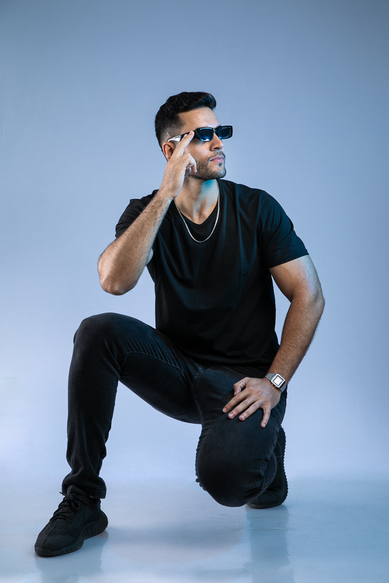 foto-para-perfil-profissinal-foto-biografia-press-kit-dj-retrato-corporativo-mkt-digital-fotografia-para-fins-publicitários-luz-colorida-em-estudio-fotografico-iluminação-de-estudio-fotografico-fotografa-publicitaria-em-barbacena-isabela-lobato-fotografia