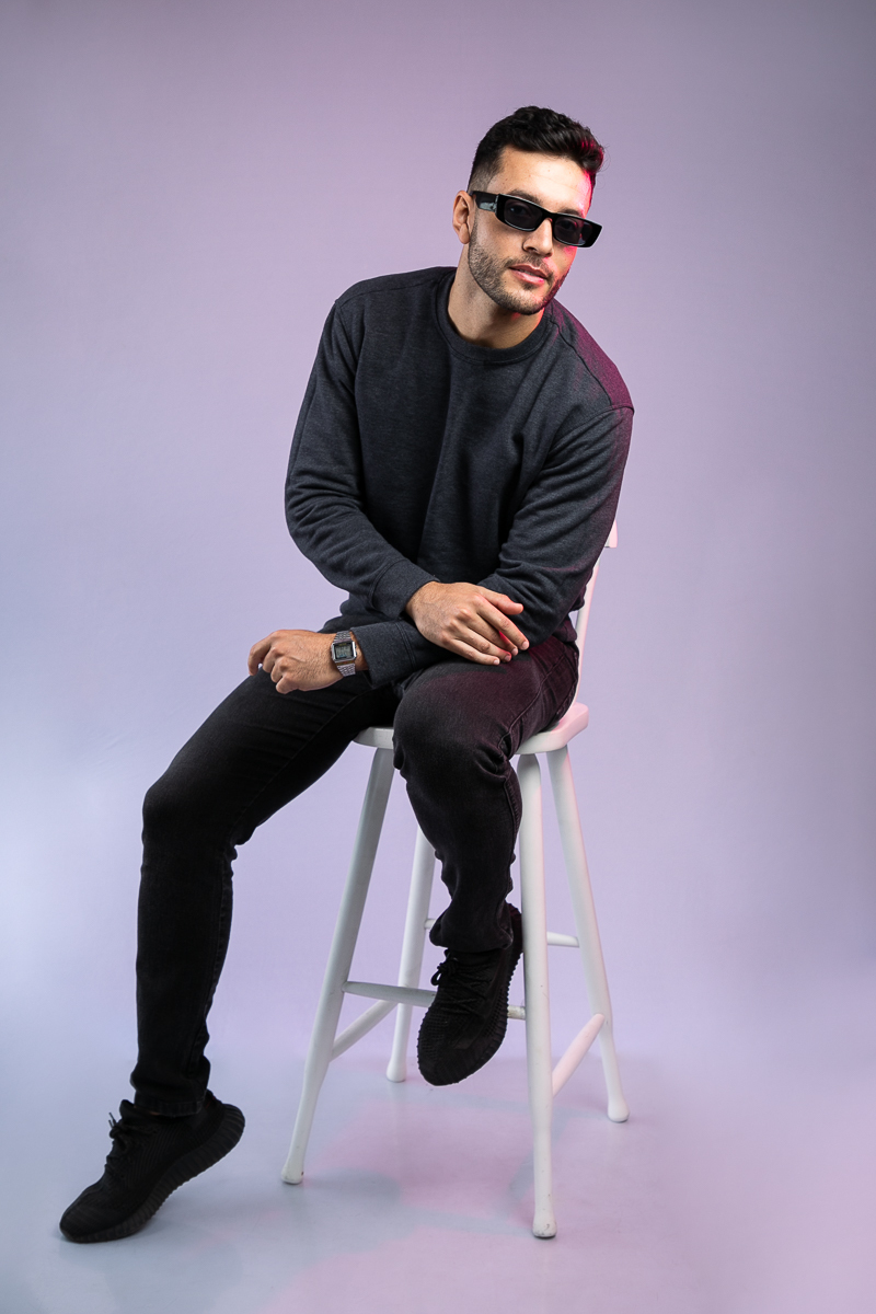 foto-para-perfil-profissinal-foto-biografia-press-kit-dj-retrato-corporativo-mkt-digital-fotografia-para-fins-publicitários-luz-colorida-em-estudio-fotografico-iluminação-de-estudio-fotografico-fotografa-publicitaria-em-barbacena-isabela-lobato-fotografia