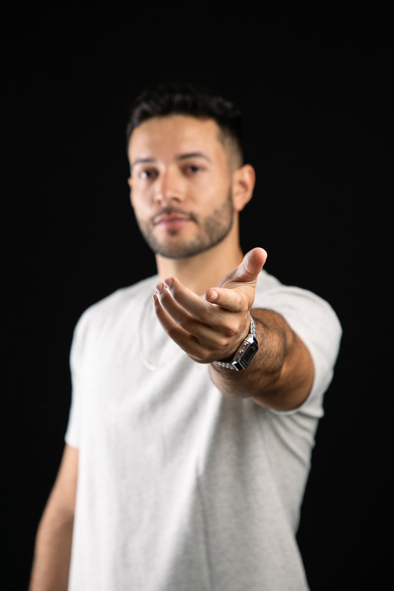 foto-para-perfil-profissinal-foto-biografia-press-kit-dj-retrato-corporativo-mkt-digital-fotografia-para-fins-publicitários-luz-colorida-em-estudio-fotografico-iluminação-de-estudio-fotografico-fotografa-publicitaria-em-barbacena-isabela-lobato-fotografia