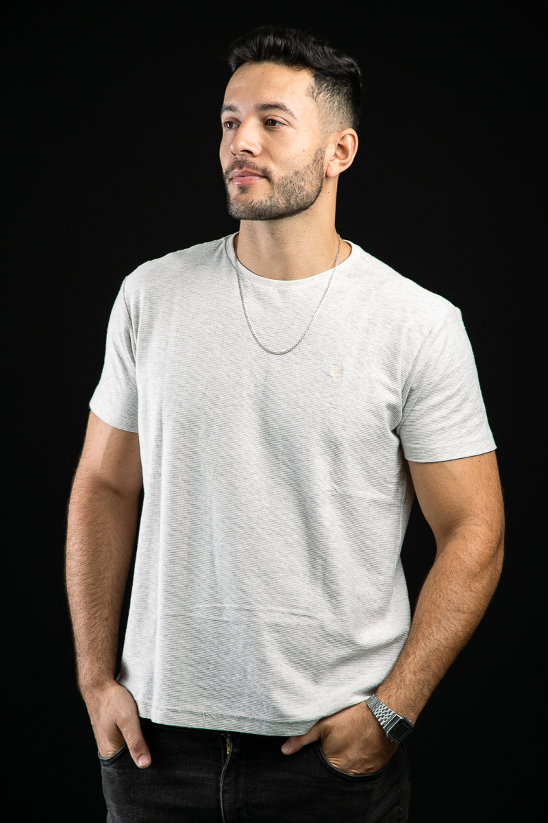 foto-para-perfil-profissinal-foto-biografia-press-kit-dj-retrato-corporativo-mkt-digital-fotografia-para-fins-publicitários-luz-colorida-em-estudio-fotografico-iluminação-de-estudio-fotografico-fotografa-publicitaria-em-barbacena-isabela-lobato-fotografia