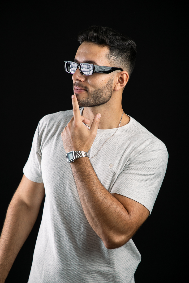 foto-para-perfil-profissinal-foto-biografia-press-kit-dj-retrato-corporativo-mkt-digital-fotografia-para-fins-publicitários-luz-colorida-em-estudio-fotografico-iluminação-de-estudio-fotografico-fotografa-publicitaria-em-barbacena-isabela-lobato-fotografia