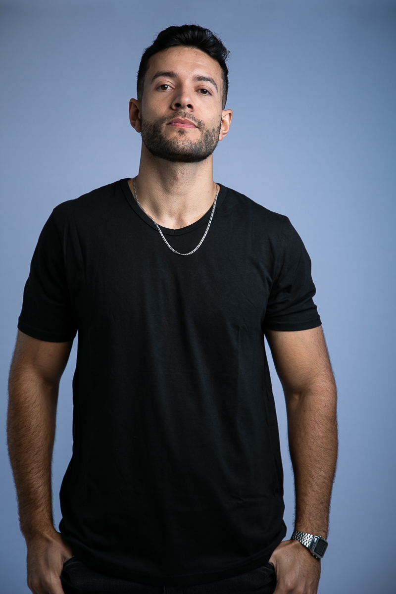 foto-para-perfil-profissinal-foto-biografia-press-kit-dj-retrato-corporativo-mkt-digital-fotografia-para-fins-publicitários-luz-colorida-em-estudio-fotografico-iluminação-de-estudio-fotografico-fotografa-publicitaria-em-barbacena-isabela-lobato-fotografia