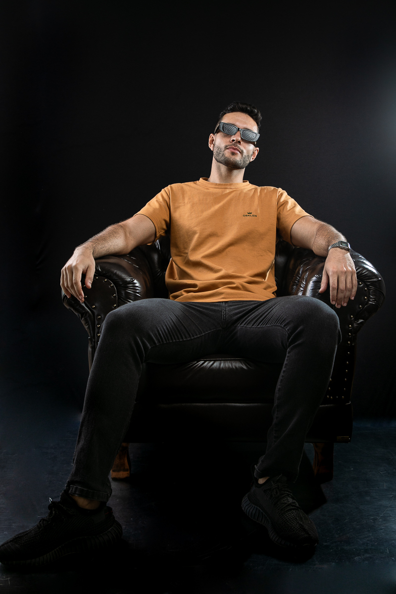 foto-para-perfil-profissinal-foto-biografia-press-kit-dj-retrato-corporativo-mkt-digital-fotografia-para-fins-publicitários-luz-colorida-em-estudio-fotografico-iluminação-de-estudio-fotografico-fotografa-publicitaria-em-barbacena-isabela-lobato-fotografia