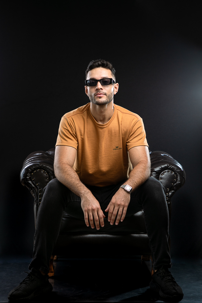 foto-para-perfil-profissinal-foto-biografia-press-kit-dj-retrato-corporativo-mkt-digital-fotografia-para-fins-publicitários-luz-colorida-em-estudio-fotografico-iluminação-de-estudio-fotografico-fotografa-publicitaria-em-barbacena-isabela-lobato-fotografia