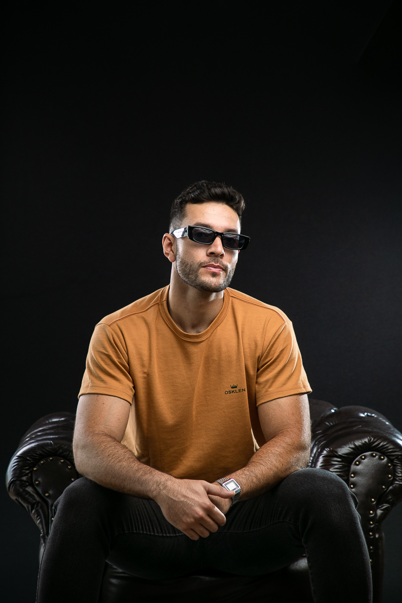 foto-para-perfil-profissinal-foto-biografia-press-kit-dj-retrato-corporativo-mkt-digital-fotografia-para-fins-publicitários-luz-colorida-em-estudio-fotografico-iluminação-de-estudio-fotografico-fotografa-publicitaria-em-barbacena-isabela-lobato-fotografia