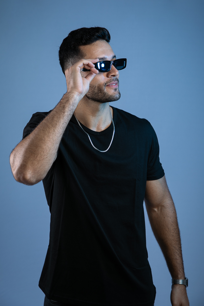 foto-para-perfil-profissinal-foto-biografia-press-kit-dj-retrato-corporativo-mkt-digital-fotografia-para-fins-publicitários-luz-colorida-em-estudio-fotografico-iluminação-de-estudio-fotografico-fotografa-publicitaria-em-barbacena-isabela-lobato-fotografia