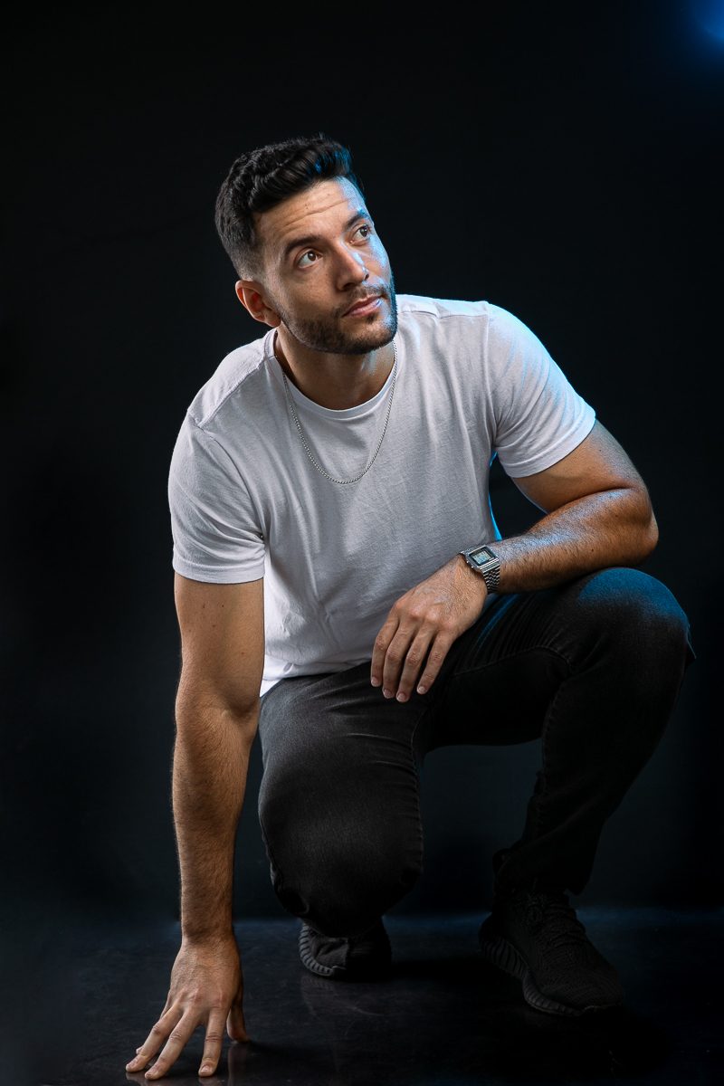 foto-para-perfil-profissinal-foto-biografia-press-kit-dj-retrato-corporativo-mkt-digital-fotografia-para-fins-publicitários-luz-colorida-em-estudio-fotografico-iluminação-de-estudio-fotografico-fotografa-publicitaria-em-barbacena-isabela-lobato-fotografia