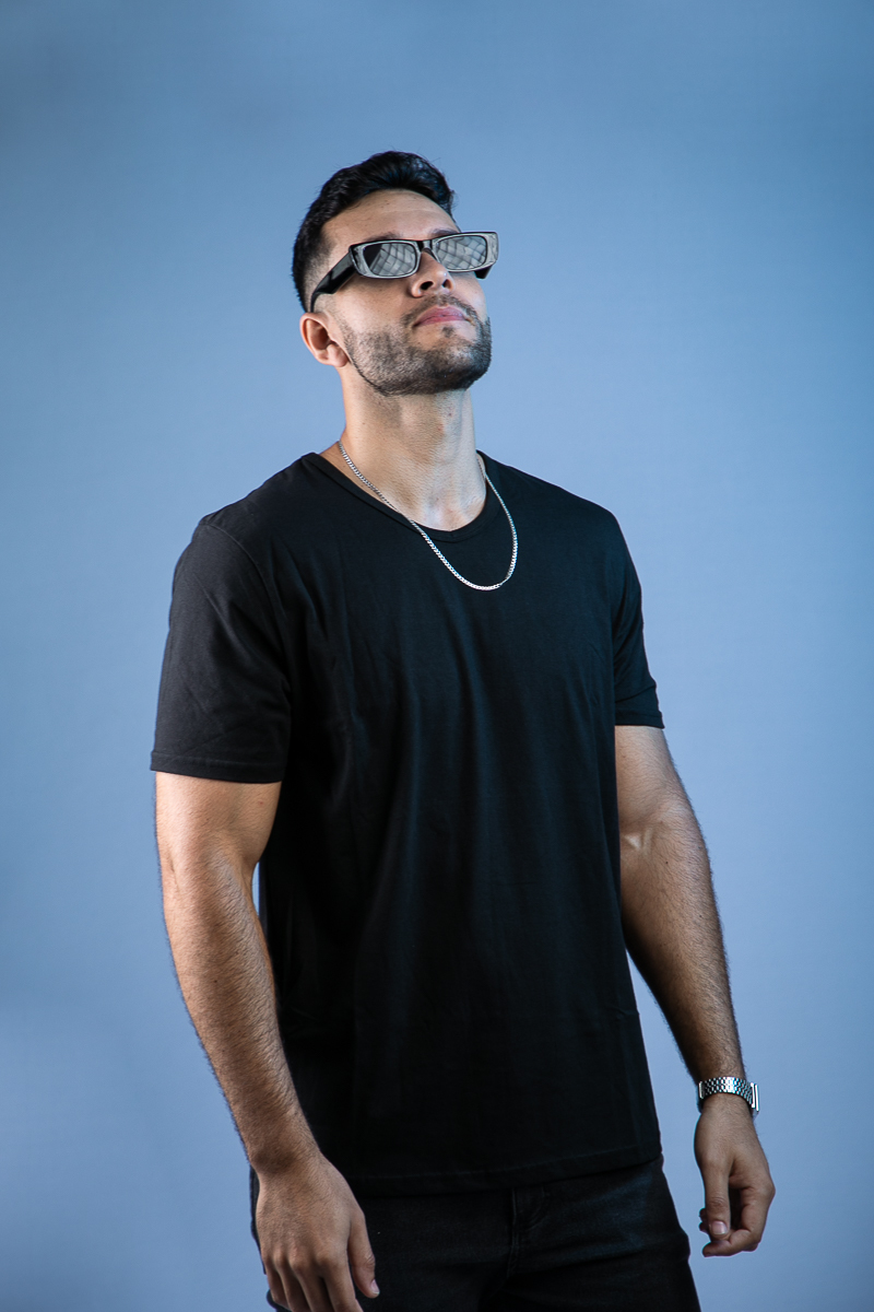 foto-para-perfil-profissinal-foto-biografia-press-kit-dj-retrato-corporativo-mkt-digital-fotografia-para-fins-publicitários-luz-colorida-em-estudio-fotografico-iluminação-de-estudio-fotografico-fotografa-publicitaria-em-barbacena-isabela-lobato-fotografia