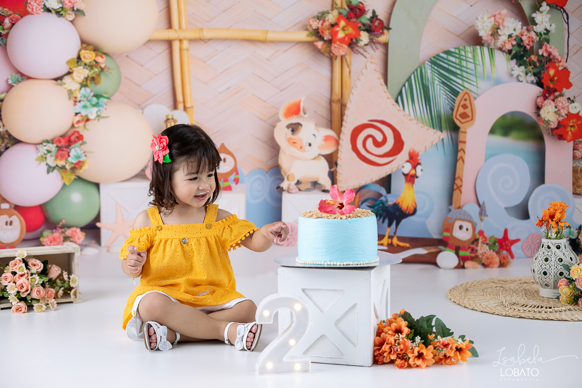 ensaio-fotografico-infantil-moana-baby-smash-the-cake-moana-a-hora-do-bolo-ensaio-esmagando-o-bolo-fotografa-infantil-em-barbacena-isabela-lobato-fotografia-estudio-fotografico-em-barbacena-isabela-lobato-decoracao-moana-baby