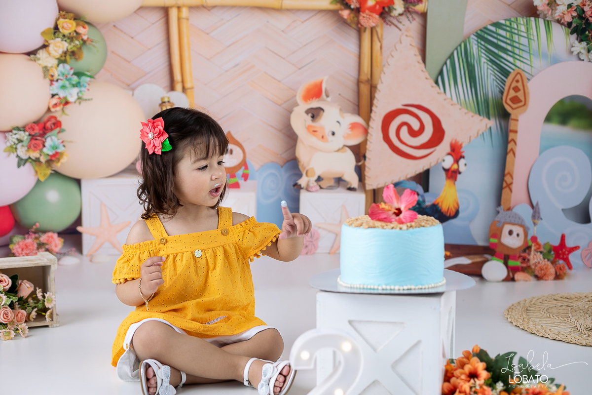 ensaio-fotografico-infantil-moana-baby-smash-the-cake-moana-a-hora-do-bolo-ensaio-esmagando-o-bolo-fotografa-infantil-em-barbacena-isabela-lobato-fotografia-estudio-fotografico-em-barbacena-isabela-lobato-decoracao-moana-baby