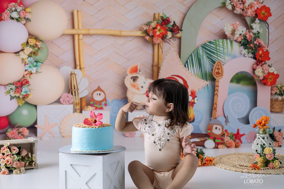 ensaio-fotografico-infantil-moana-baby-smash-the-cake-moana-a-hora-do-bolo-ensaio-esmagando-o-bolo-fotografa-infantil-em-barbacena-isabela-lobato-fotografia-estudio-fotografico-em-barbacena-isabela-lobato-decoracao-moana-baby