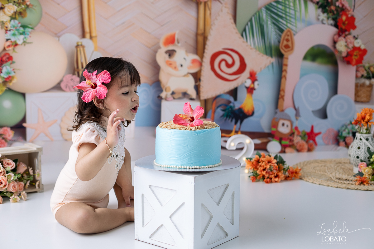 ensaio-fotografico-infantil-moana-baby-smash-the-cake-moana-a-hora-do-bolo-ensaio-esmagando-o-bolo-fotografa-infantil-em-barbacena-isabela-lobato-fotografia-estudio-fotografico-em-barbacena-isabela-lobato-decoracao-moana-baby