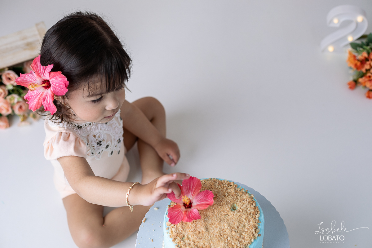 ensaio-fotografico-infantil-moana-baby-smash-the-cake-moana-a-hora-do-bolo-ensaio-esmagando-o-bolo-fotografa-infantil-em-barbacena-isabela-lobato-fotografia-estudio-fotografico-em-barbacena-isabela-lobato-decoracao-moana-baby