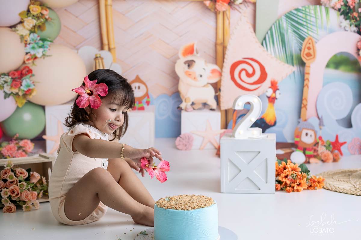 ensaio-fotografico-infantil-moana-baby-smash-the-cake-moana-a-hora-do-bolo-ensaio-esmagando-o-bolo-fotografa-infantil-em-barbacena-isabela-lobato-fotografia-estudio-fotografico-em-barbacena-isabela-lobato-decoracao-moana-baby
