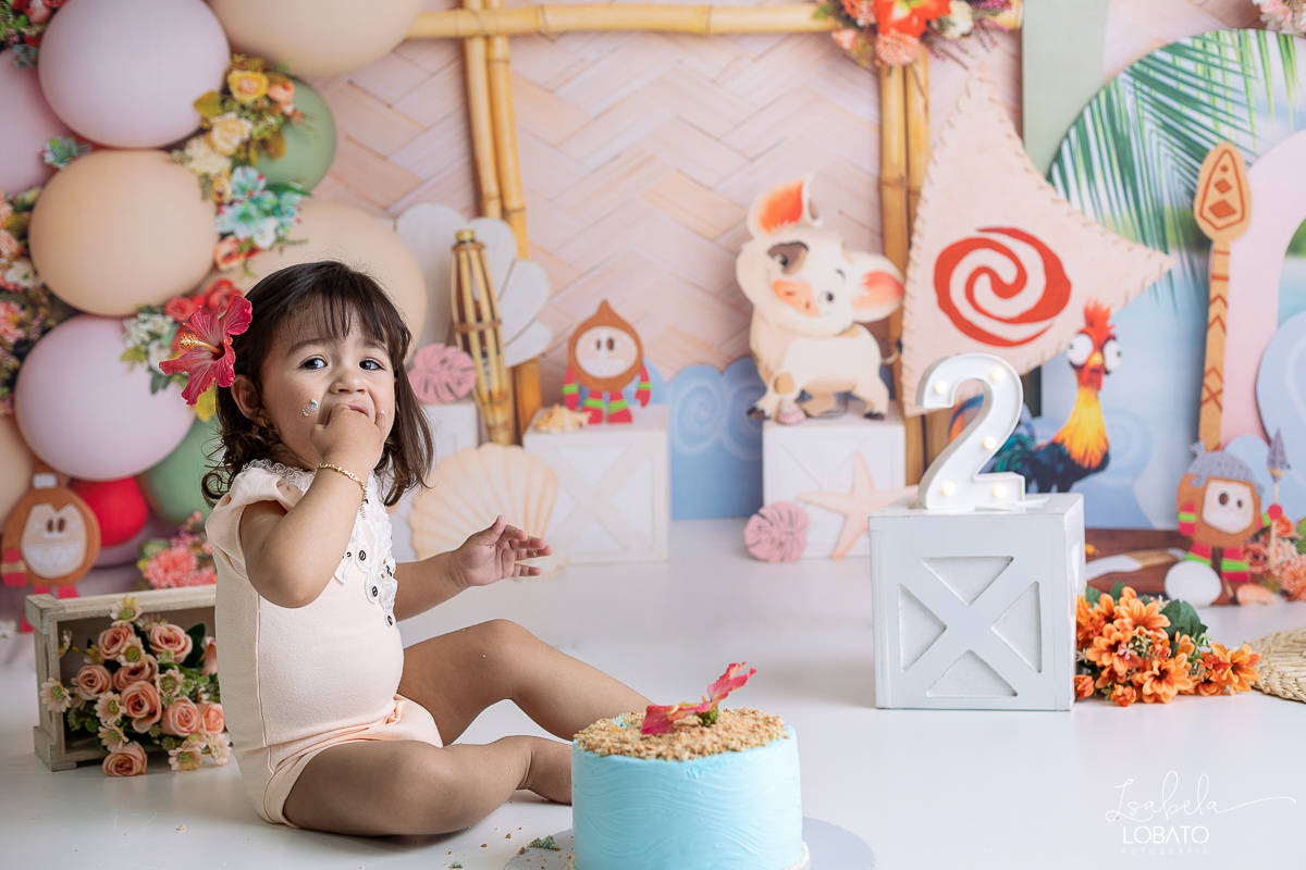 ensaio-fotografico-infantil-moana-baby-smash-the-cake-moana-a-hora-do-bolo-ensaio-esmagando-o-bolo-fotografa-infantil-em-barbacena-isabela-lobato-fotografia-estudio-fotografico-em-barbacena-isabela-lobato-decoracao-moana-baby