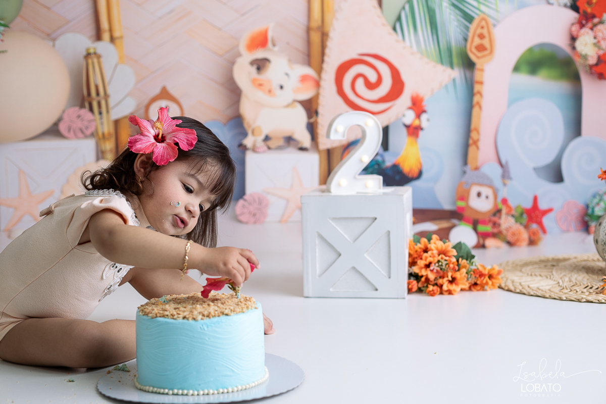 ensaio-fotografico-infantil-moana-baby-smash-the-cake-moana-a-hora-do-bolo-ensaio-esmagando-o-bolo-fotografa-infantil-em-barbacena-isabela-lobato-fotografia-estudio-fotografico-em-barbacena-isabela-lobato-decoracao-moana-baby