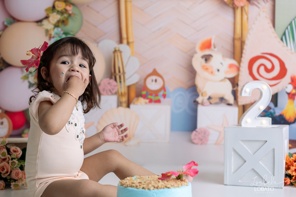 ensaio-fotografico-infantil-moana-baby-smash-the-cake-moana-a-hora-do-bolo-ensaio-esmagando-o-bolo-fotografa-infantil-em-barbacena-isabela-lobato-fotografia-estudio-fotografico-em-barbacena-isabela-lobato-decoracao-moana-baby
