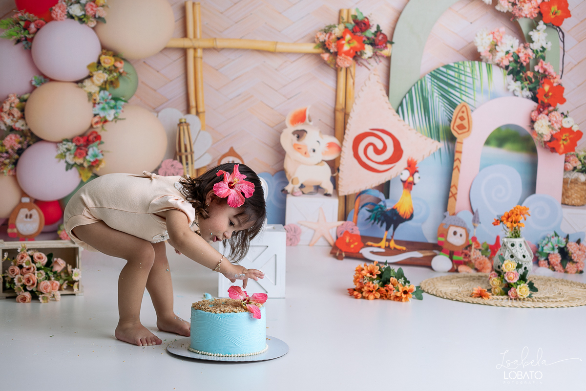 ensaio-fotografico-infantil-moana-baby-smash-the-cake-moana-a-hora-do-bolo-ensaio-esmagando-o-bolo-fotografa-infantil-em-barbacena-isabela-lobato-fotografia-estudio-fotografico-em-barbacena-isabela-lobato-decoracao-moana-baby