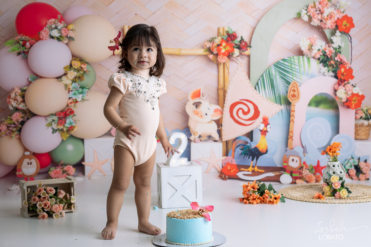 ensaio-fotografico-infantil-moana-baby-smash-the-cake-moana-a-hora-do-bolo-ensaio-esmagando-o-bolo-fotografa-infantil-em-barbacena-isabela-lobato-fotografia-estudio-fotografico-em-barbacena-isabela-lobato-decoracao-moana-baby