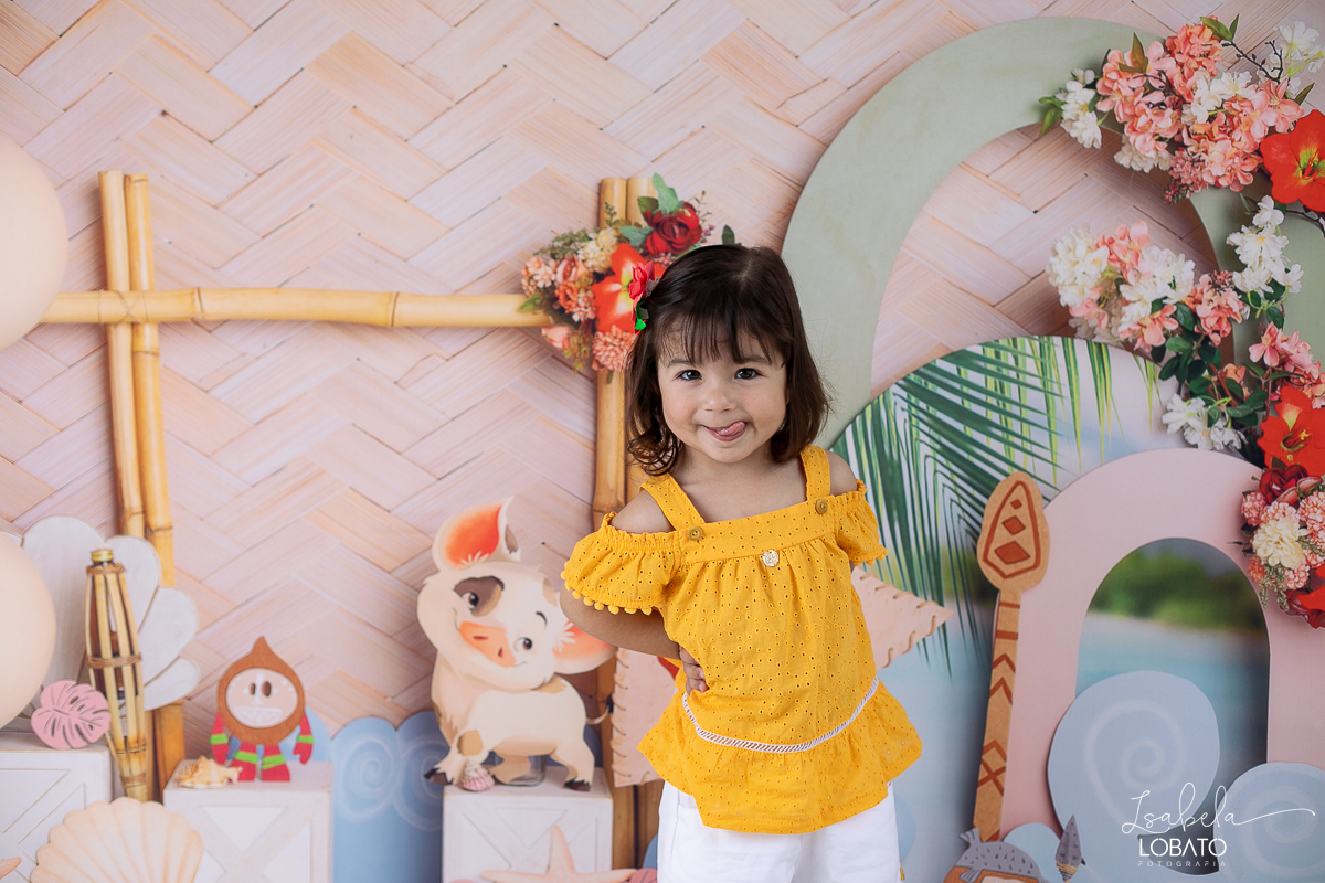 ensaio-fotografico-infantil-moana-baby-smash-the-cake-moana-a-hora-do-bolo-ensaio-esmagando-o-bolo-fotografa-infantil-em-barbacena-isabela-lobato-fotografia-estudio-fotografico-em-barbacena-isabela-lobato-decoracao-moana-baby