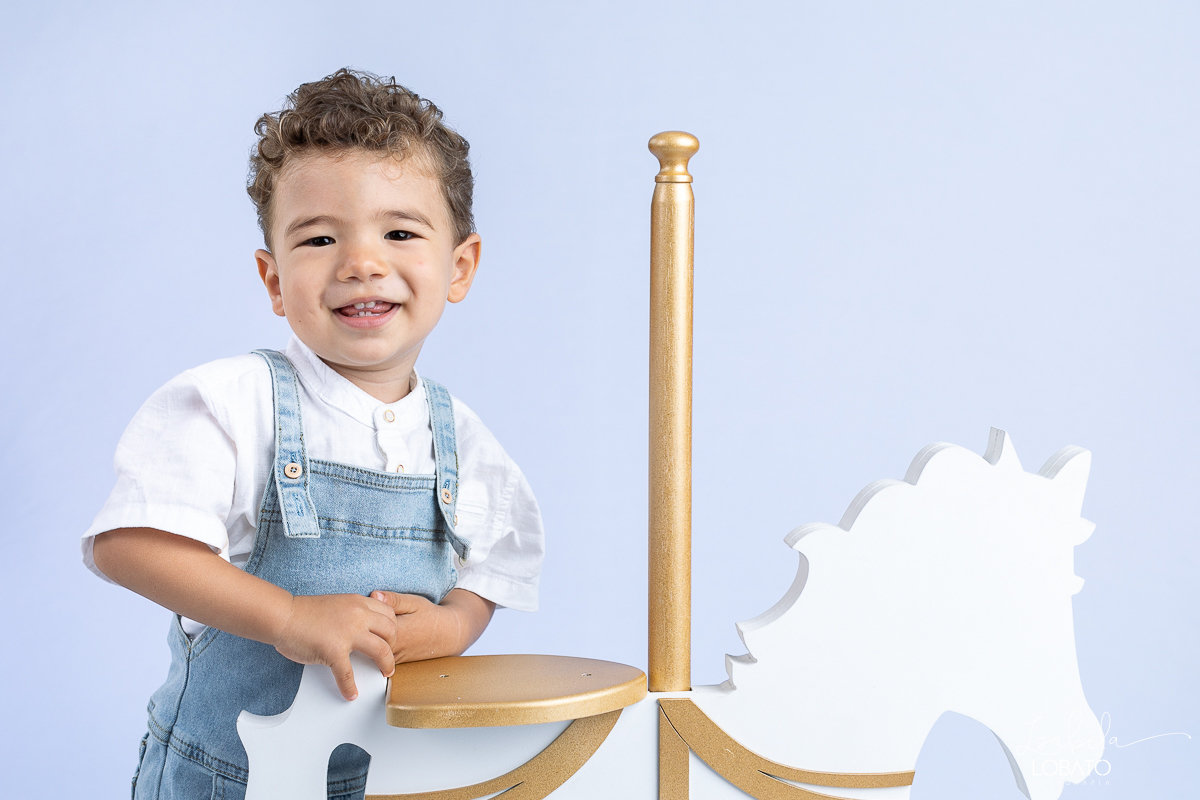 ensaio-fotografico-infantil-fotografa-infantil-em-barbacena-isabela-lobato-fotografia-estudio-fotografico-em-barbacena-isabela-lobato-ensaio-fotografico-clean-prop-de-carrosel-ensaio-de-menino-2-anos-melhor-fotografo-de-barbacena-isabela-lobato-fotografia