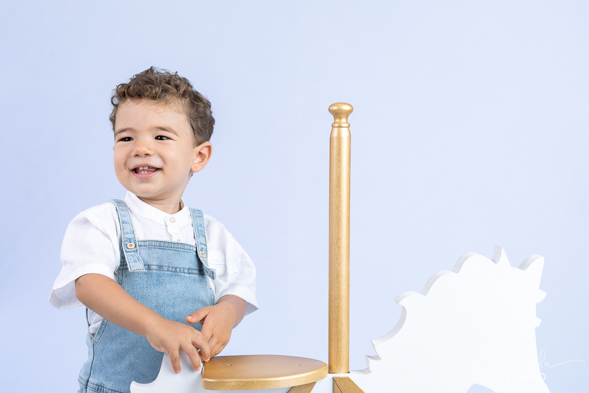 ensaio-fotografico-infantil-fotografa-infantil-em-barbacena-isabela-lobato-fotografia-estudio-fotografico-em-barbacena-isabela-lobato-ensaio-fotografico-clean-prop-de-carrosel-ensaio-de-menino-2-anos-melhor-fotografo-de-barbacena-isabela-lobato-fotografia