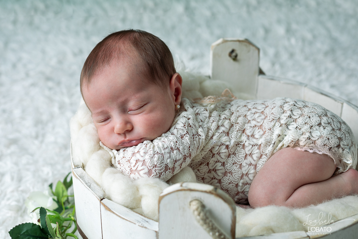ensaio-fotografico-de-recem-nascido-ensaio-newborn-bebe-recem-nascido-sono-do-bebe-acompanhamento-fotografico-infantil-cenario-de-newborn-fundo-fotografico-para-ensaio-newborn-fotografa-especialista-em-ensaio-newborn-isabela-lobato-fotografia-barbacena-mg