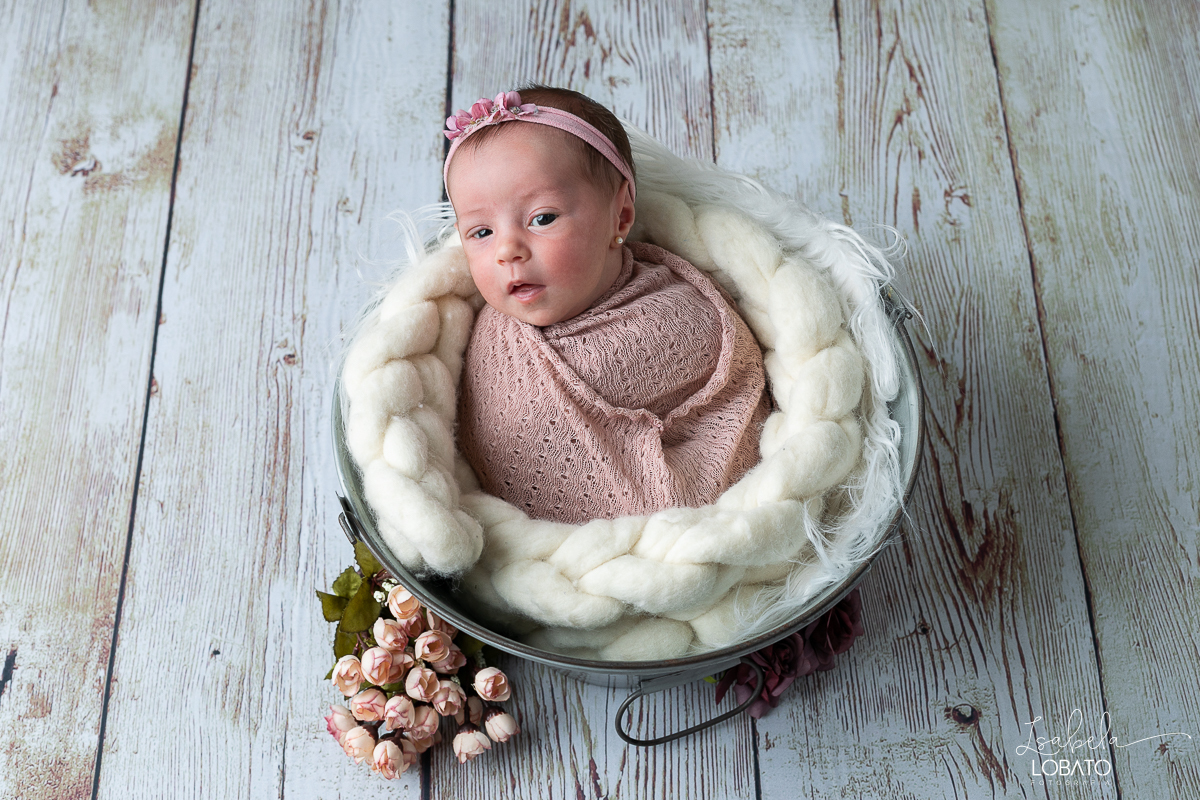 ensaio-fotografico-de-recem-nascido-ensaio-newborn-bebe-recem-nascido-sono-do-bebe-acompanhamento-fotografico-infantil-cenario-de-newborn-fundo-fotografico-para-ensaio-newborn-fotografa-especialista-em-ensaio-newborn-isabela-lobato-fotografia-barbacena-mg
