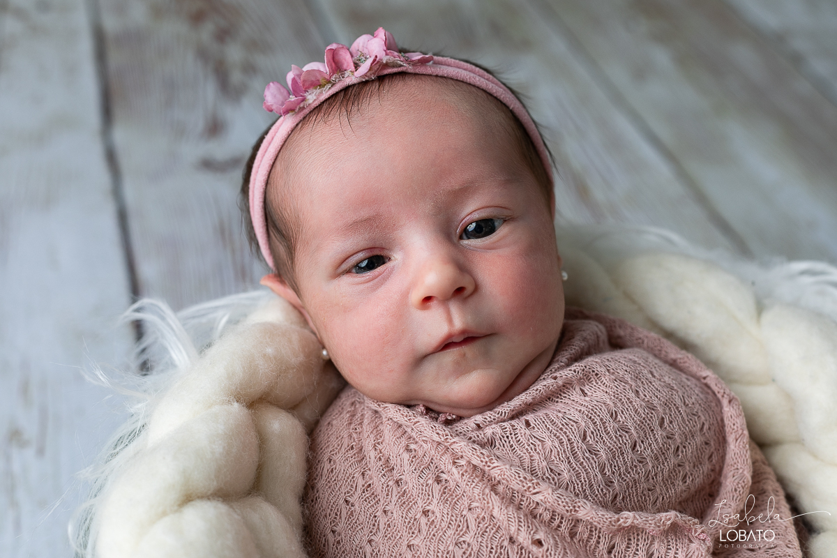 ensaio-fotografico-de-recem-nascido-ensaio-newborn-bebe-recem-nascido-sono-do-bebe-acompanhamento-fotografico-infantil-cenario-de-newborn-fundo-fotografico-para-ensaio-newborn-fotografa-especialista-em-ensaio-newborn-isabela-lobato-fotografia-barbacena-mg