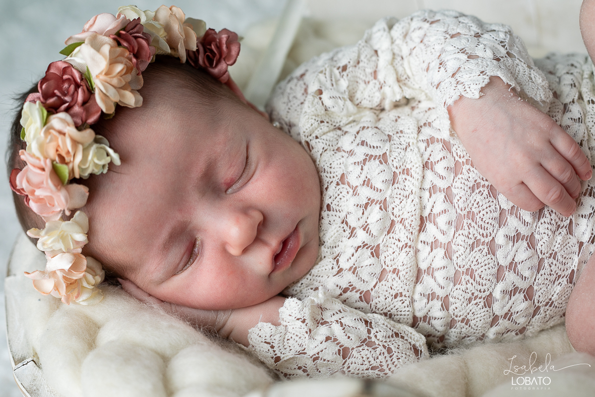 ensaio-fotografico-de-recem-nascido-ensaio-newborn-bebe-recem-nascido-sono-do-bebe-acompanhamento-fotografico-infantil-cenario-de-newborn-fundo-fotografico-para-ensaio-newborn-fotografa-especialista-em-ensaio-newborn-isabela-lobato-fotografia-barbacena-mg