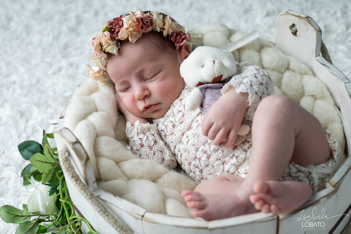 ensaio-fotografico-de-recem-nascido-ensaio-newborn-bebe-recem-nascido-sono-do-bebe-acompanhamento-fotografico-infantil-cenario-de-newborn-fundo-fotografico-para-ensaio-newborn-fotografa-especialista-em-ensaio-newborn-isabela-lobato-fotografia-barbacena-mg