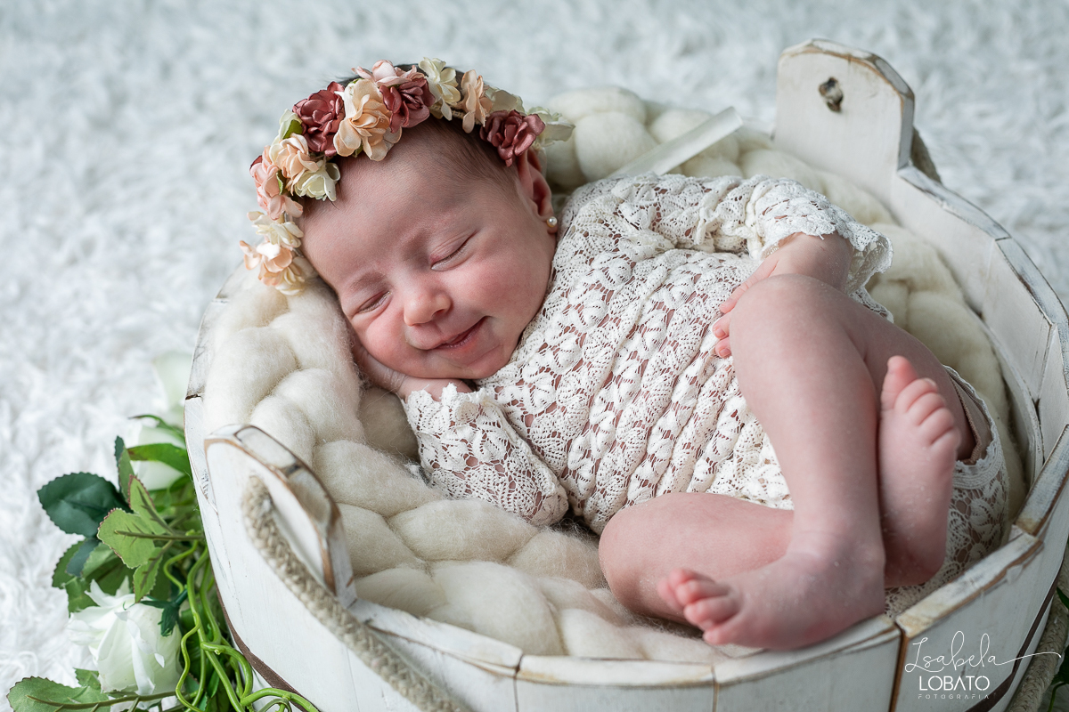 ensaio-fotografico-de-recem-nascido-ensaio-newborn-bebe-recem-nascido-sono-do-bebe-acompanhamento-fotografico-infantil-cenario-de-newborn-fundo-fotografico-para-ensaio-newborn-fotografa-especialista-em-ensaio-newborn-isabela-lobato-fotografia-barbacena-mg