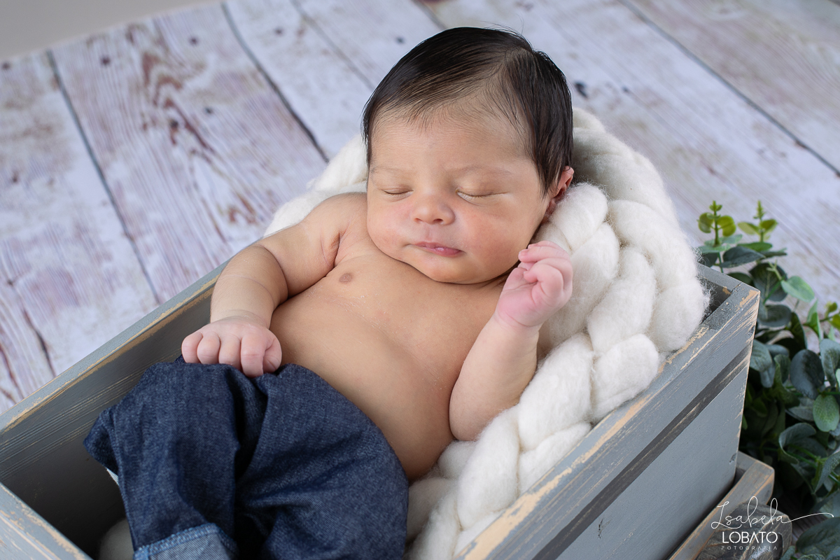 ensaio-fotografico-de-recem-nascido-ensaio-newborn-bebe-recem-nascido-sono-do-bebe-acompanhamento-fotografico-infantil-cenario-de-newborn-fundo-fotografico-para-ensaio-newborn-fotografa-especialista-em-ensaio-newborn-isabela-lobato-fotografia-barbacena-mg