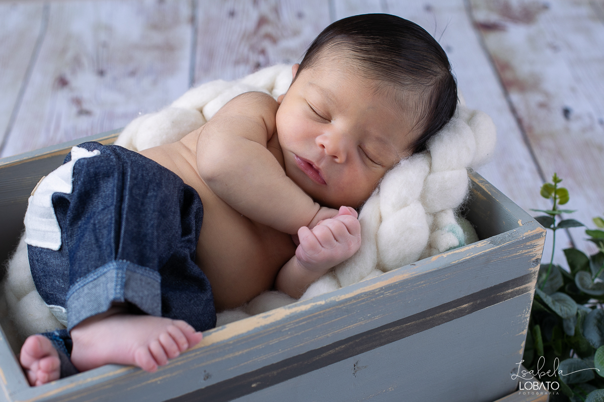 ensaio-fotografico-de-recem-nascido-ensaio-newborn-bebe-recem-nascido-sono-do-bebe-acompanhamento-fotografico-infantil-cenario-de-newborn-fundo-fotografico-para-ensaio-newborn-fotografa-especialista-em-ensaio-newborn-isabela-lobato-fotografia-barbacena-mg