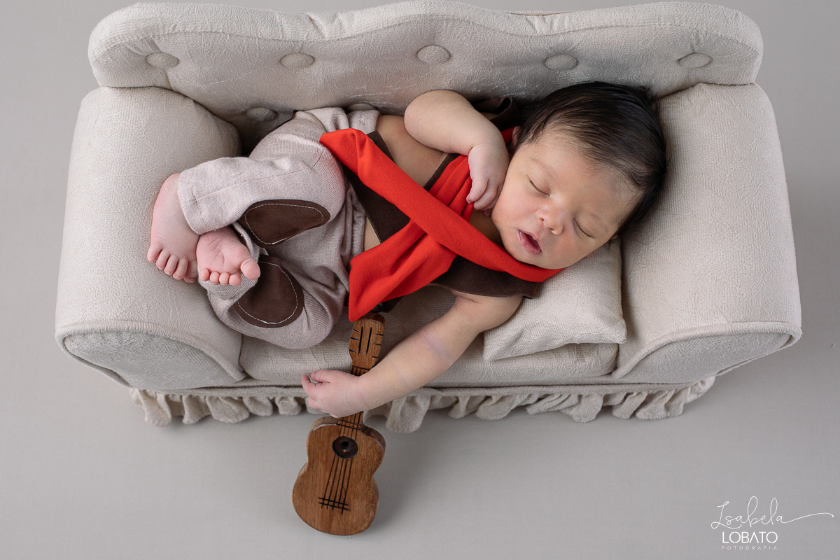 ensaio-fotografico-de-recem-nascido-ensaio-newborn-bebe-recem-nascido-sono-do-bebe-acompanhamento-fotografico-infantil-cenario-de-newborn-fundo-fotografico-para-ensaio-newborn-fotografa-especialista-em-ensaio-newborn-isabela-lobato-fotografia-barbacena-mg