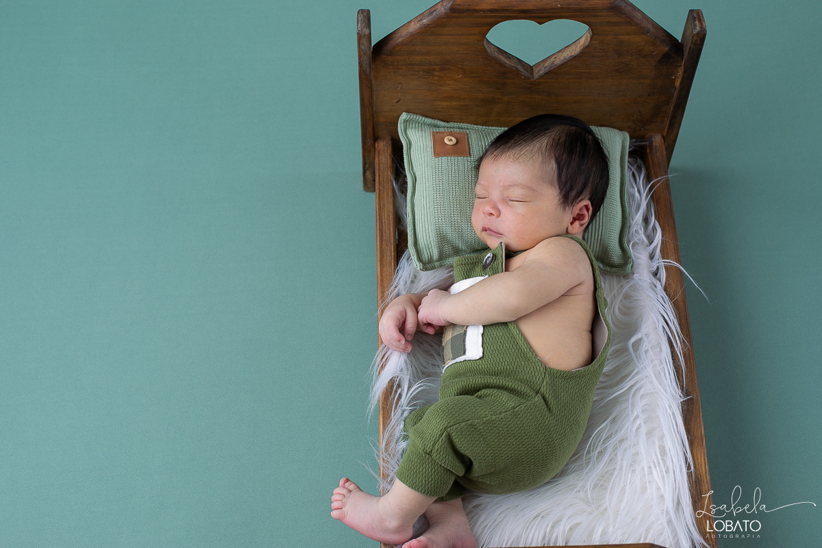 ensaio-fotografico-de-recem-nascido-ensaio-newborn-bebe-recem-nascido-sono-do-bebe-acompanhamento-fotografico-infantil-cenario-de-newborn-fundo-fotografico-para-ensaio-newborn-fotografa-especialista-em-ensaio-newborn-isabela-lobato-fotografia-barbacena-mg