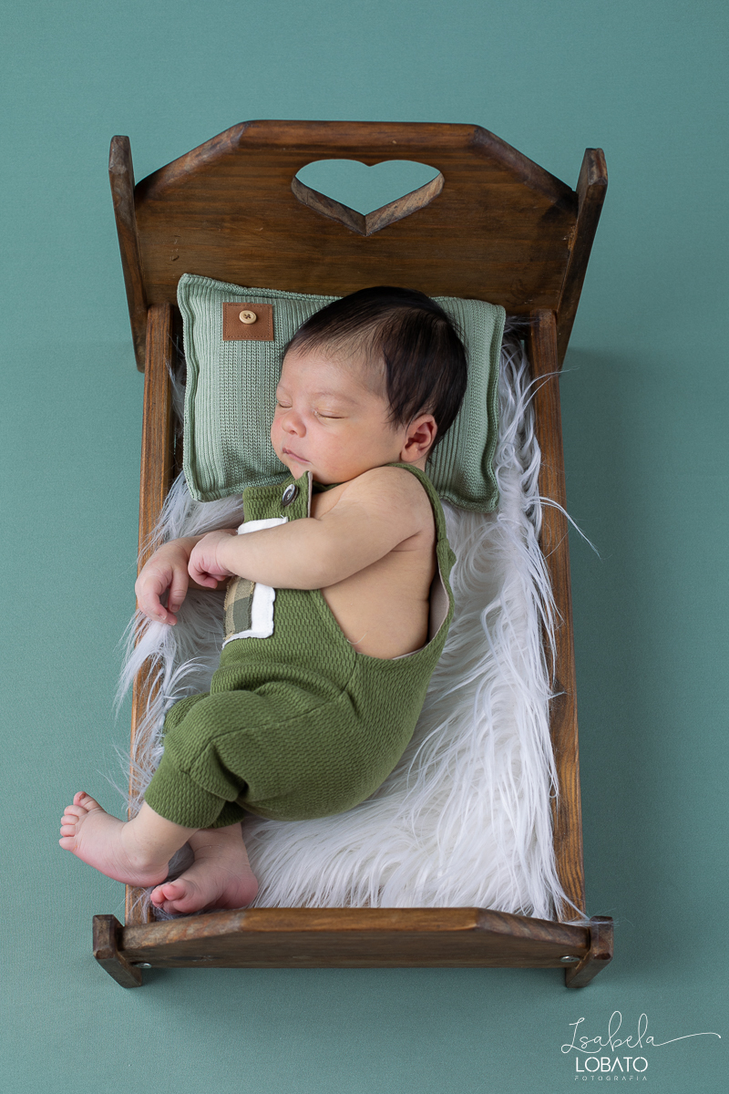 ensaio-fotografico-de-recem-nascido-ensaio-newborn-bebe-recem-nascido-sono-do-bebe-acompanhamento-fotografico-infantil-cenario-de-newborn-fundo-fotografico-para-ensaio-newborn-fotografa-especialista-em-ensaio-newborn-isabela-lobato-fotografia-barbacena-mg