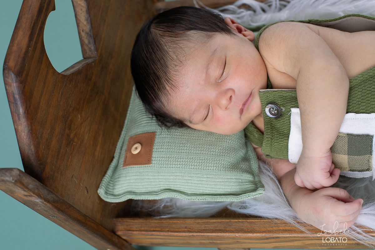 ensaio-fotografico-de-recem-nascido-ensaio-newborn-bebe-recem-nascido-sono-do-bebe-acompanhamento-fotografico-infantil-cenario-de-newborn-fundo-fotografico-para-ensaio-newborn-fotografa-especialista-em-ensaio-newborn-isabela-lobato-fotografia-barbacena-mg