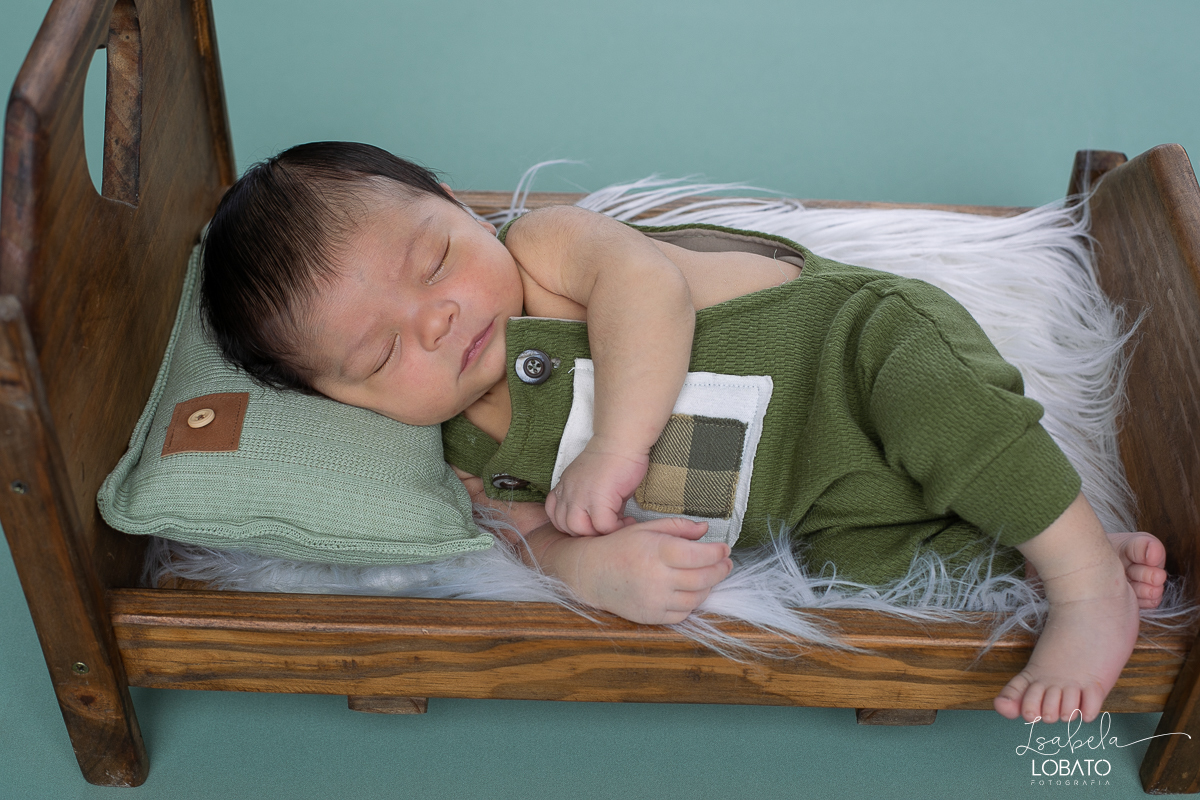 ensaio-fotografico-de-recem-nascido-ensaio-newborn-bebe-recem-nascido-sono-do-bebe-acompanhamento-fotografico-infantil-cenario-de-newborn-fundo-fotografico-para-ensaio-newborn-fotografa-especialista-em-ensaio-newborn-isabela-lobato-fotografia-barbacena-mg