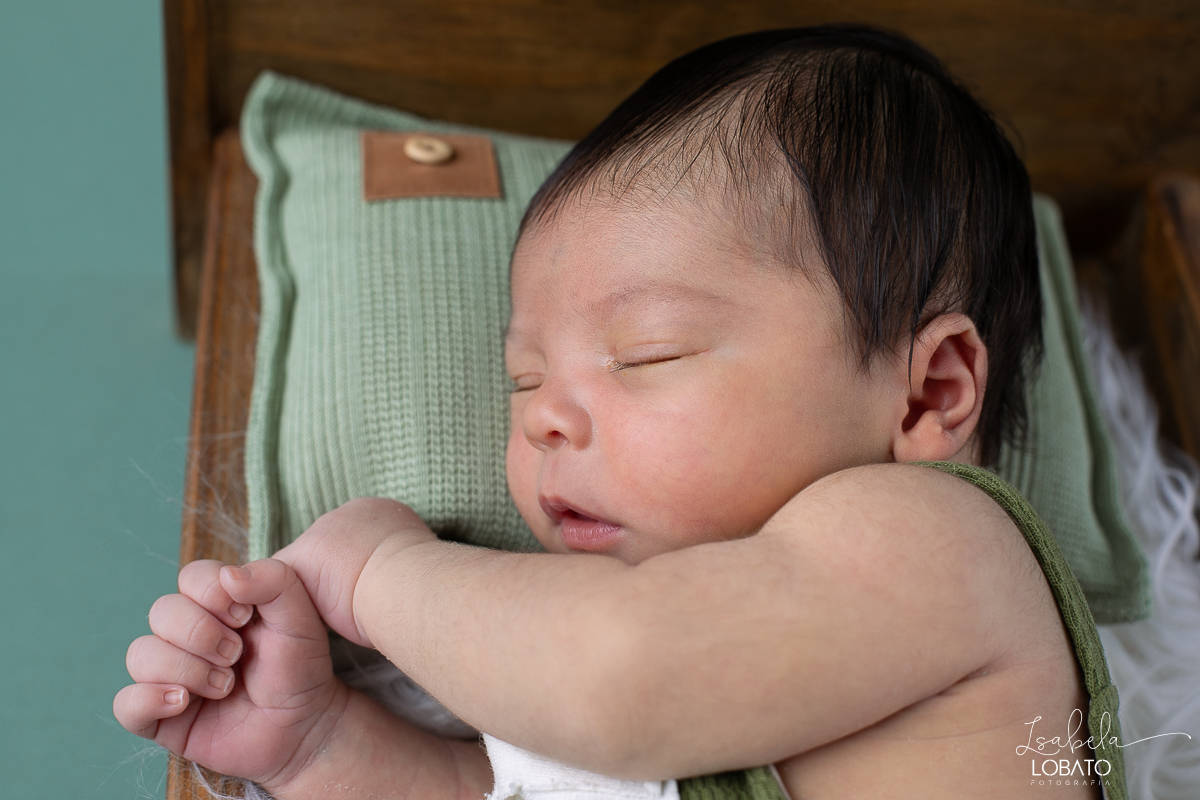 ensaio-fotografico-de-recem-nascido-ensaio-newborn-bebe-recem-nascido-sono-do-bebe-acompanhamento-fotografico-infantil-cenario-de-newborn-fundo-fotografico-para-ensaio-newborn-fotografa-especialista-em-ensaio-newborn-isabela-lobato-fotografia-barbacena-mg