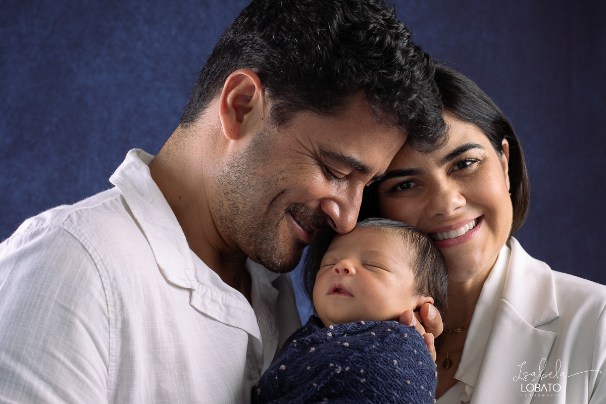 ensaio-fotografico-de-recem-nascido-ensaio-newborn-bebe-recem-nascido-sono-do-bebe-acompanhamento-fotografico-infantil-cenario-de-newborn-fundo-fotografico-para-ensaio-newborn-fotografa-especialista-em-ensaio-newborn-isabela-lobato-fotografia-barbacena-mg