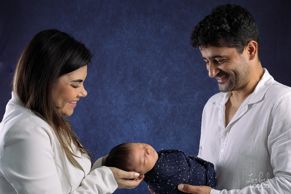 ensaio-fotografico-de-recem-nascido-ensaio-newborn-bebe-recem-nascido-sono-do-bebe-acompanhamento-fotografico-infantil-cenario-de-newborn-fundo-fotografico-para-ensaio-newborn-fotografa-especialista-em-ensaio-newborn-isabela-lobato-fotografia-barbacena-mg