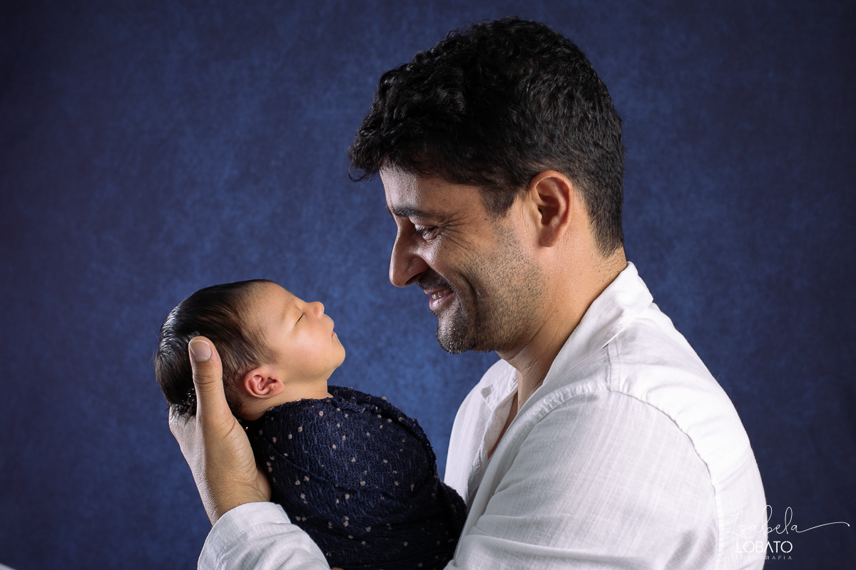 ensaio-fotografico-de-recem-nascido-ensaio-newborn-bebe-recem-nascido-sono-do-bebe-acompanhamento-fotografico-infantil-cenario-de-newborn-fundo-fotografico-para-ensaio-newborn-fotografa-especialista-em-ensaio-newborn-isabela-lobato-fotografia-barbacena-mg