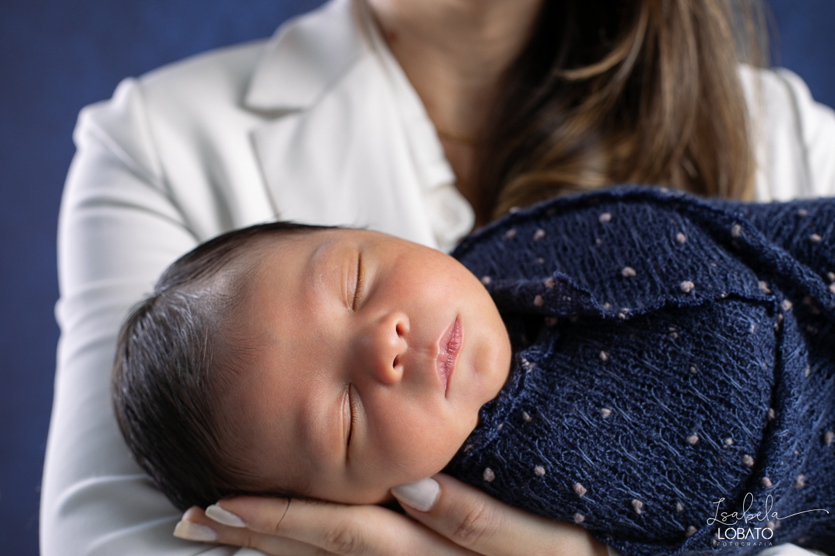 ensaio-fotografico-de-recem-nascido-ensaio-newborn-bebe-recem-nascido-sono-do-bebe-acompanhamento-fotografico-infantil-cenario-de-newborn-fundo-fotografico-para-ensaio-newborn-fotografa-especialista-em-ensaio-newborn-isabela-lobato-fotografia-barbacena-mg
