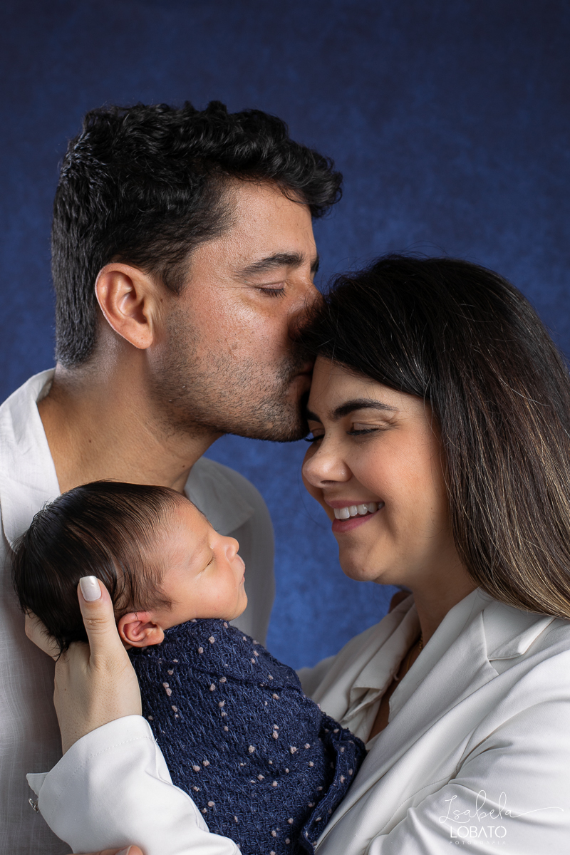 ensaio-fotografico-de-recem-nascido-ensaio-newborn-bebe-recem-nascido-sono-do-bebe-acompanhamento-fotografico-infantil-cenario-de-newborn-fundo-fotografico-para-ensaio-newborn-fotografa-especialista-em-ensaio-newborn-isabela-lobato-fotografia-barbacena-mg