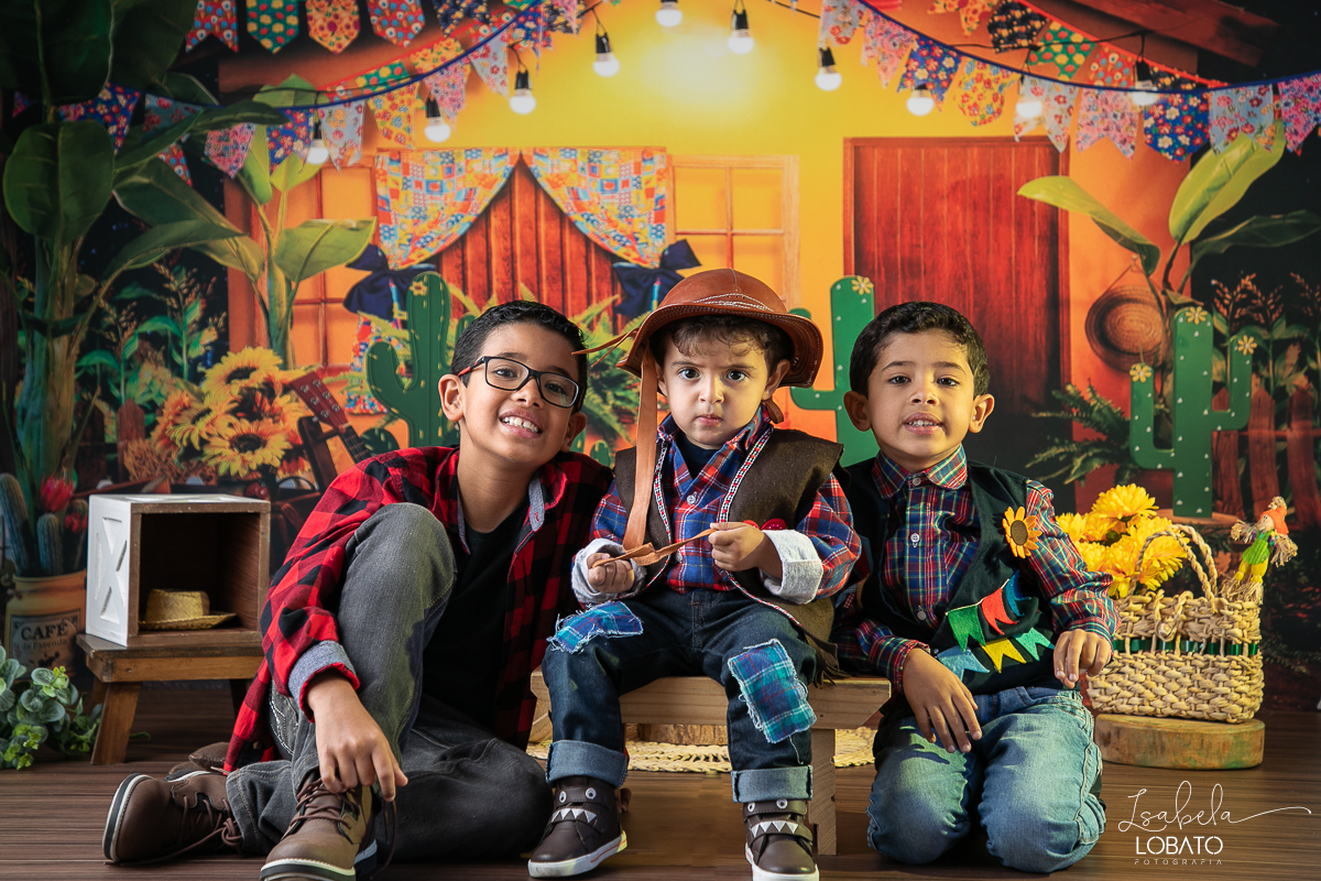 ensaio-fotografico-junino-festa-junina-2023-foto-de-festa-de-sao-joao-do-nordeste-cenario-fotografico-de-festa-junina-roupas-de-festa-junina-balao-de-sao-joao-ensaio-de-festa-junina-estudio-fotografico-infantil-em-barbacena-isabela-lobato-fotografia