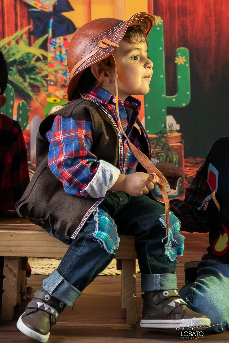 ensaio-fotografico-junino-festa-junina-2023-foto-de-festa-de-sao-joao-do-nordeste-cenario-fotografico-de-festa-junina-roupas-de-festa-junina-balao-de-sao-joao-ensaio-de-festa-junina-estudio-fotografico-infantil-em-barbacena-isabela-lobato-fotografia