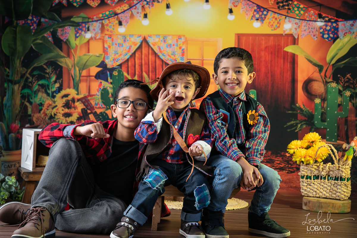 ensaio-fotografico-junino-festa-junina-2023-foto-de-festa-de-sao-joao-do-nordeste-cenario-fotografico-de-festa-junina-roupas-de-festa-junina-balao-de-sao-joao-ensaio-de-festa-junina-estudio-fotografico-infantil-em-barbacena-isabela-lobato-fotografia