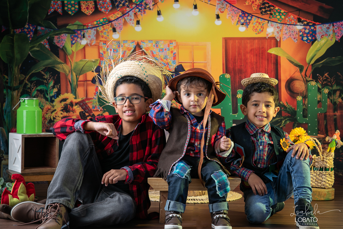 ensaio-fotografico-junino-festa-junina-2023-foto-de-festa-de-sao-joao-do-nordeste-cenario-fotografico-de-festa-junina-roupas-de-festa-junina-balao-de-sao-joao-ensaio-de-festa-junina-estudio-fotografico-infantil-em-barbacena-isabela-lobato-fotografia