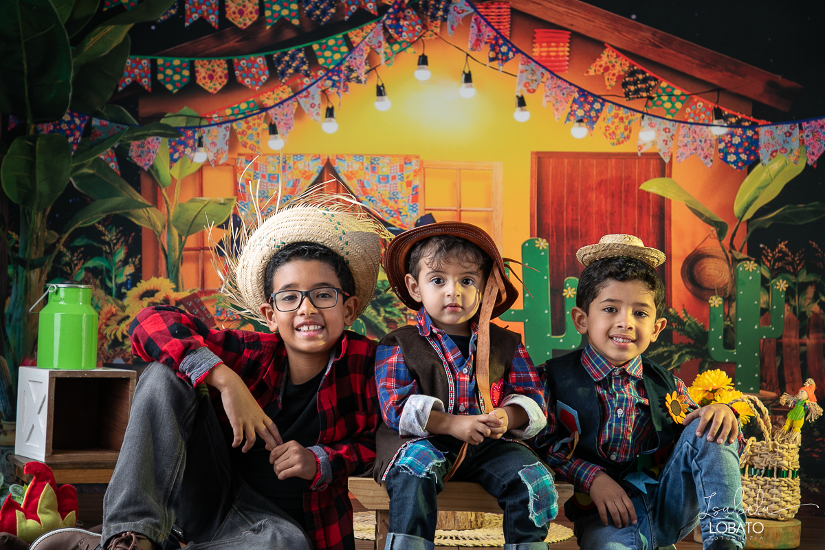 ensaio-fotografico-junino-festa-junina-2023-foto-de-festa-de-sao-joao-do-nordeste-cenario-fotografico-de-festa-junina-roupas-de-festa-junina-balao-de-sao-joao-ensaio-de-festa-junina-estudio-fotografico-infantil-em-barbacena-isabela-lobato-fotografia